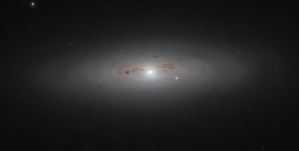   NGC 4036 - туманная пыль в Большой Медведице 