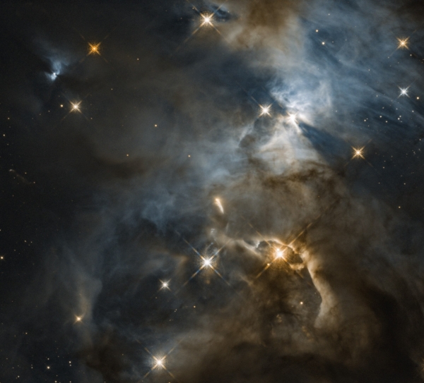   “Хаббл” запечатлел гигантскую космическую "тень летучей мыши" в туманности Змея 