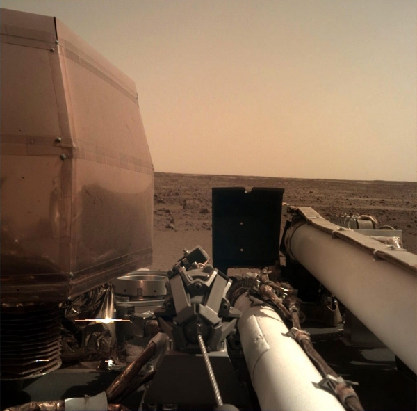   Зонд Mars InSight успешно сел на Марс: первые изображения 